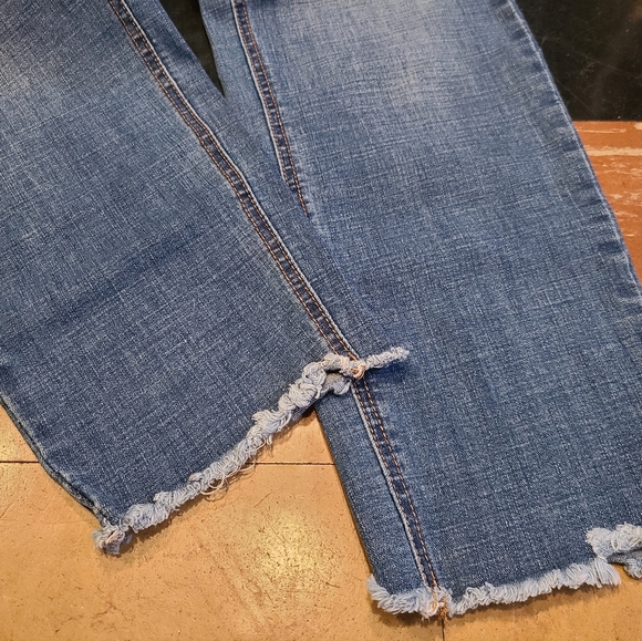 Est. 1948 denim jeans frayed bottoms. Woman's size 16. Blue like New - Picture 9 of 9